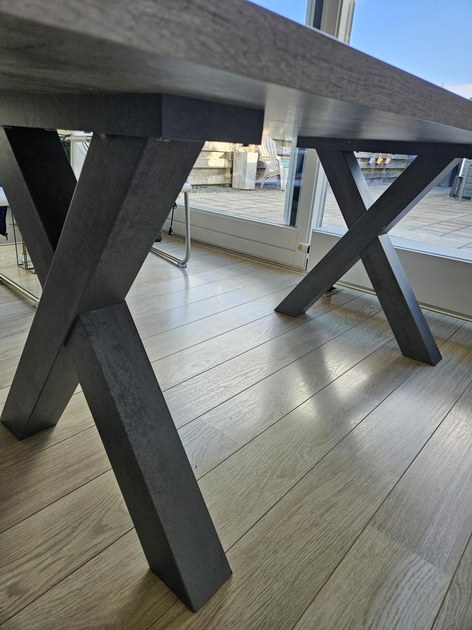Goed onderhouden eettafel.
