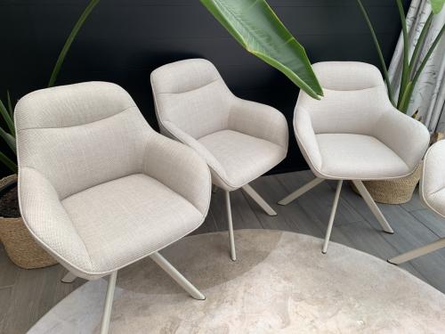 4 super gave moderne draai eetkamer stoelen.