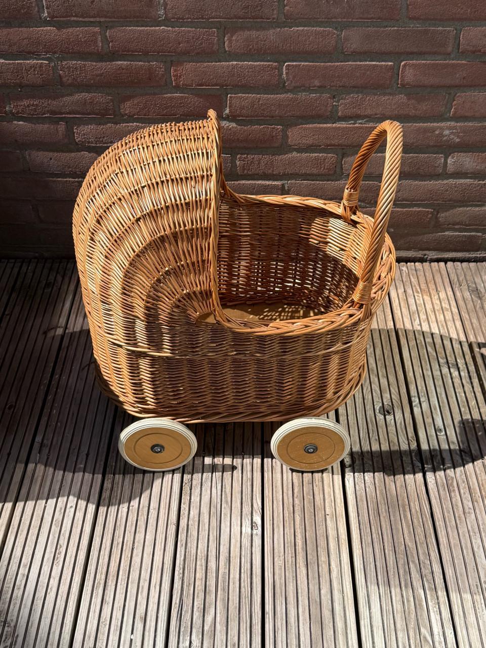 Vintage poppenwagen