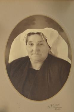 Foto oudere vrouw in rouwdracht jaren '20/'30 Zuid Hollandse eilanden