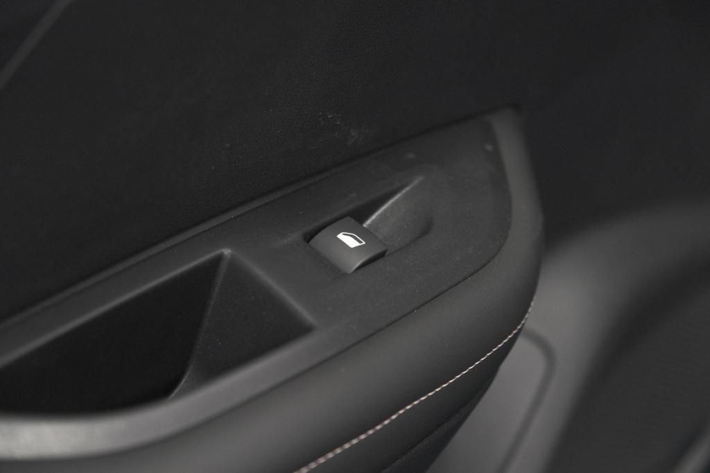 Peugeot 2008 1.2 hybrid 145 allure | apple carplay | climate control | park