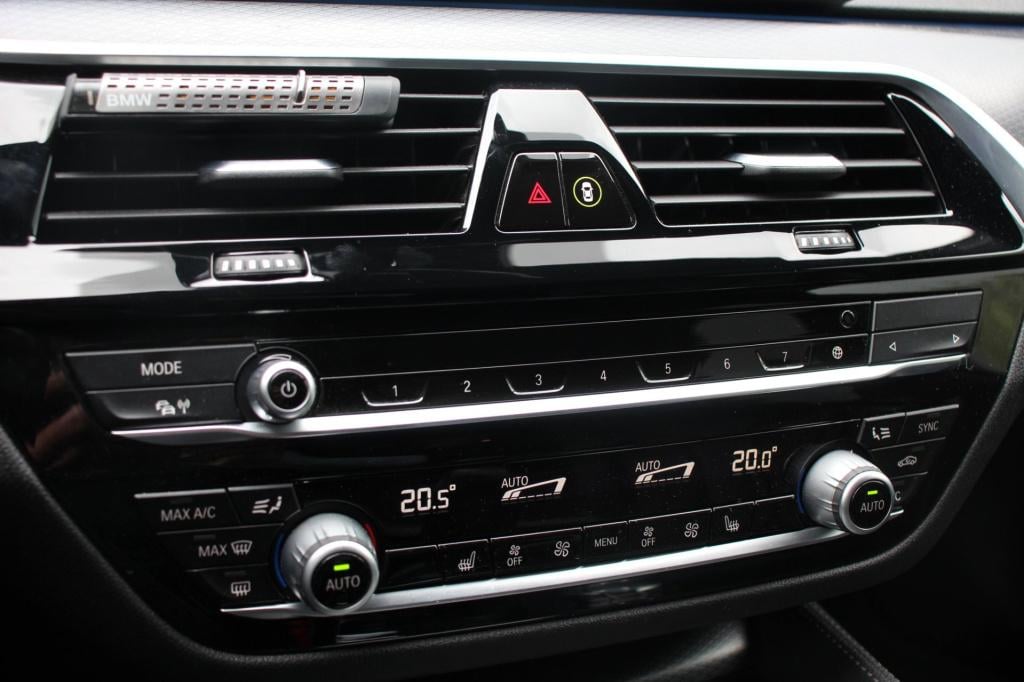 BMW 5 Serie touring 530e m-sport - 292 pk - berninagrau - trekhaak - applec