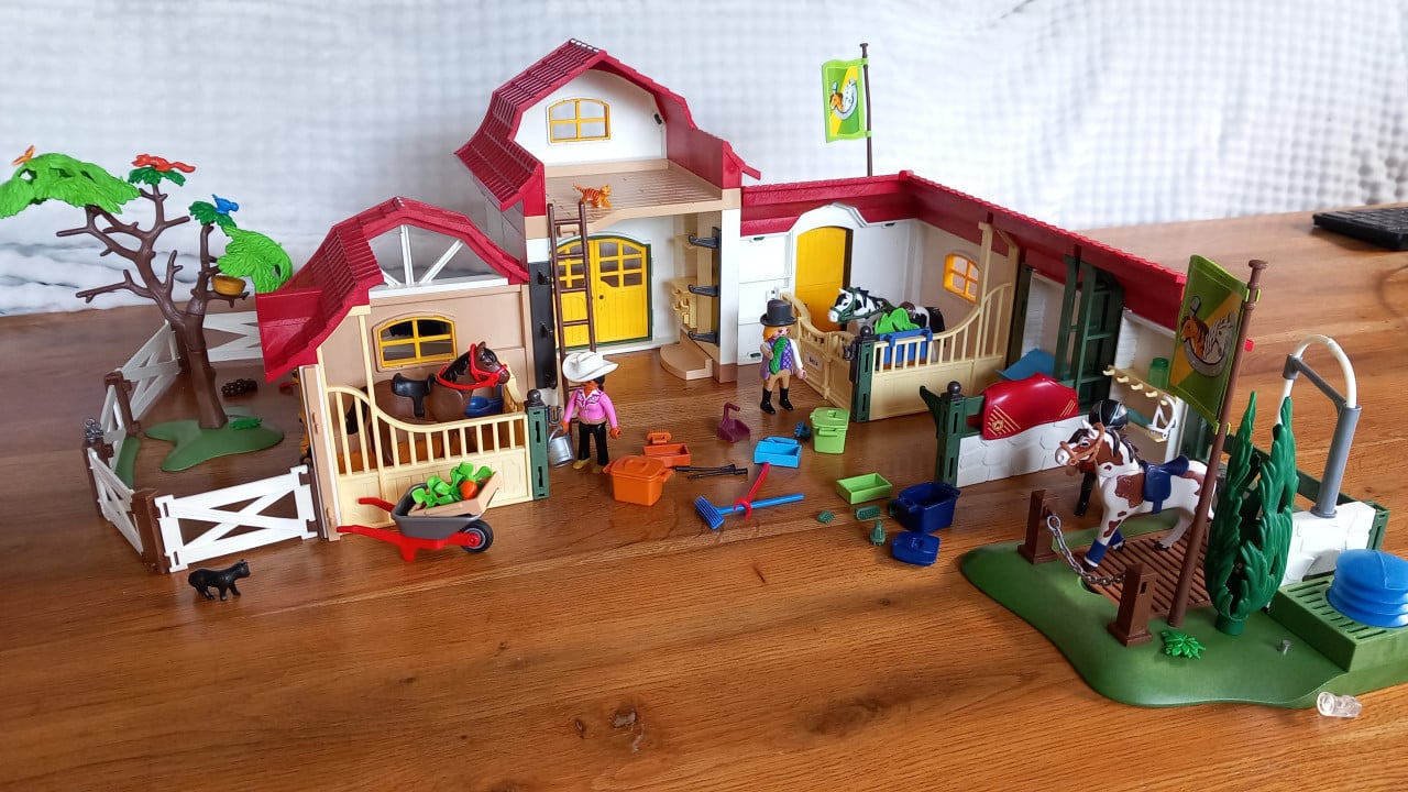 Playmobil manege met weide/boxen(6926) en wasplaats(6929)