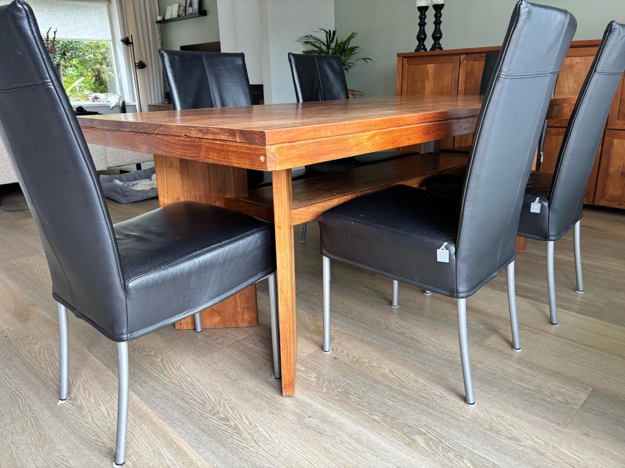 Tafel met stoelen