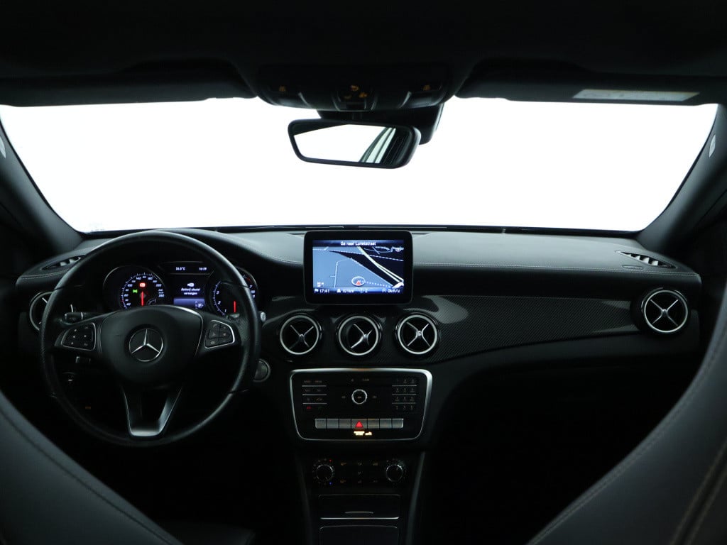 Mercedes-Benz Gla-klasse 180 business solution amg line | panoramadak | cru