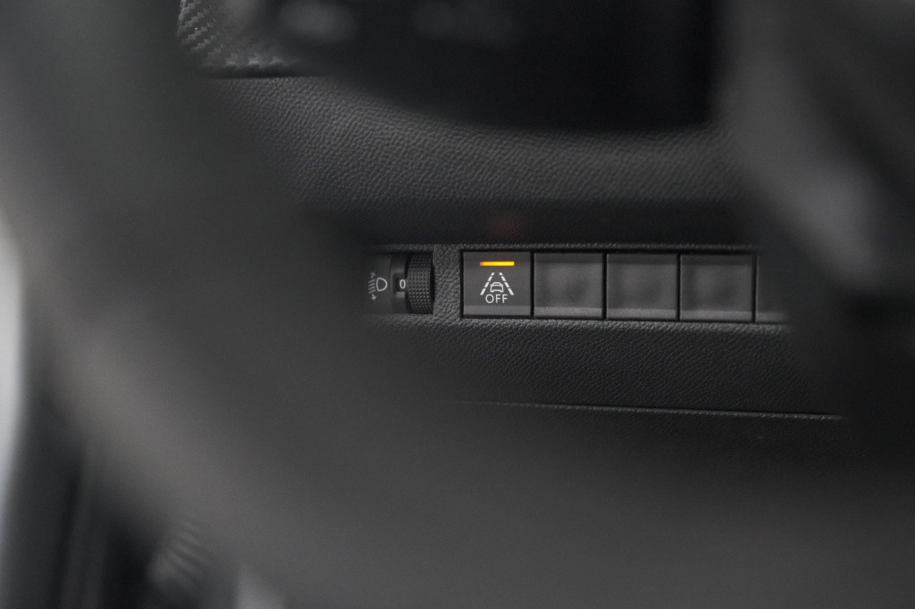 Peugeot 208 puretech 100 eat8 allure pack | camera | apple carplay | parkee
