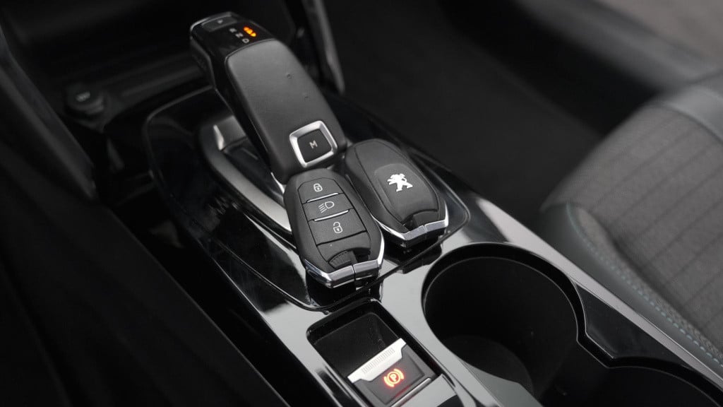 Peugeot 208 puretech 100 eat8 allure | camera | apple carplay | navigatie |