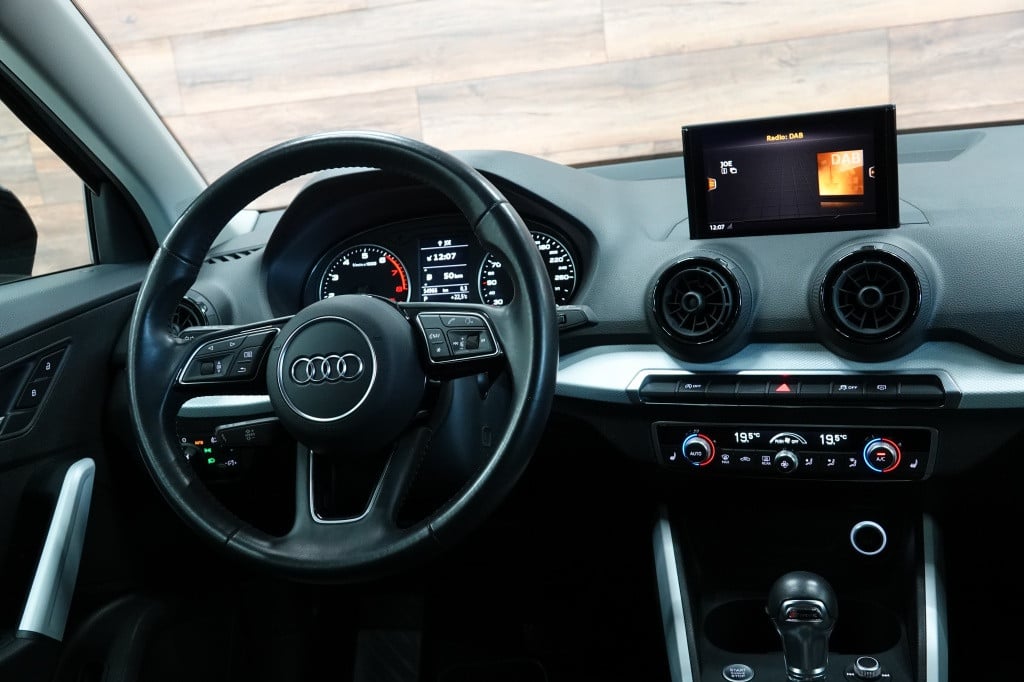 Audi Q2 30 tfsi | stoelverw. | leder | pdc |