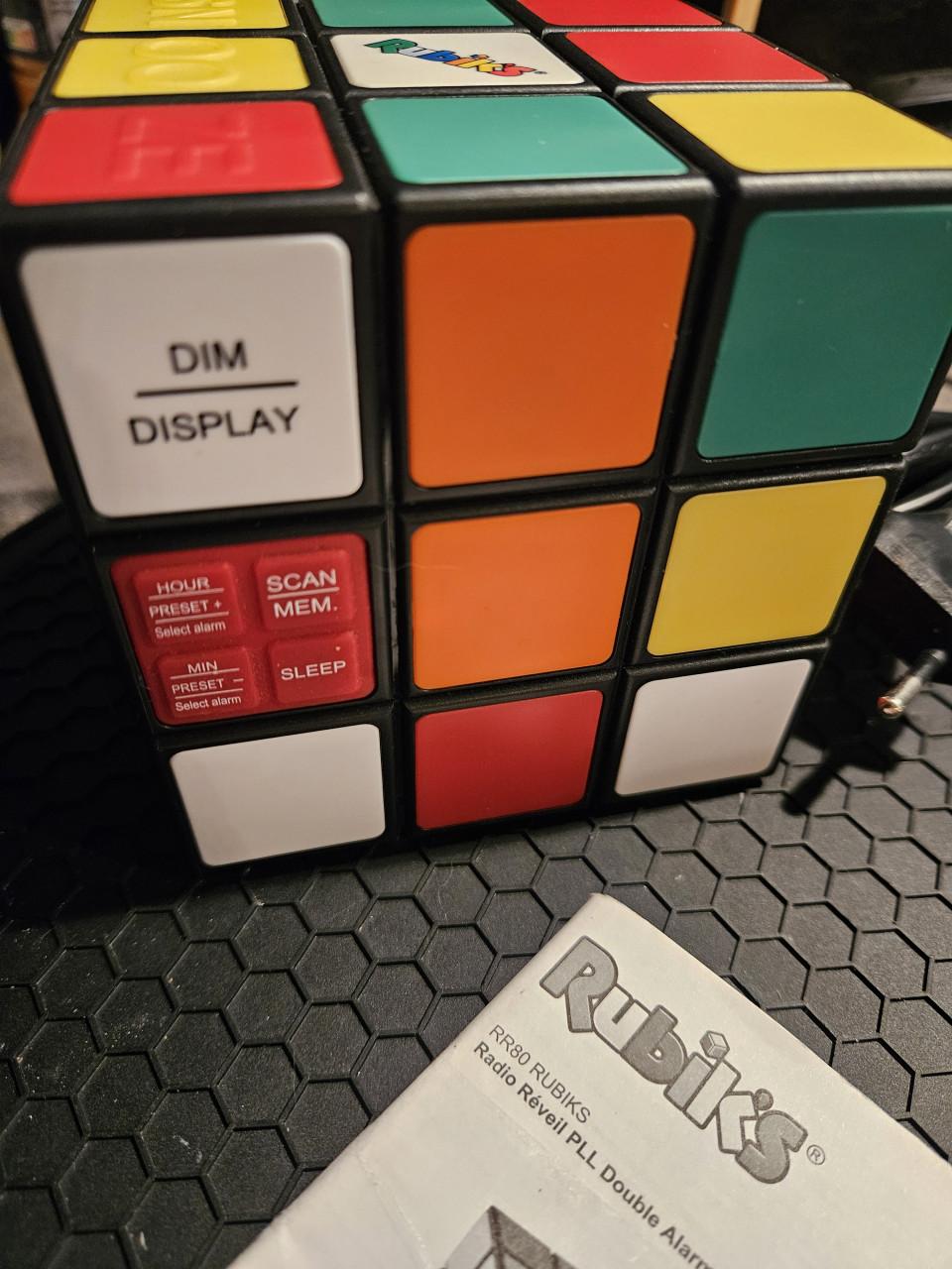 Werkende grote vrolijke vintage Bigben Rubik's cube wekkerradio
