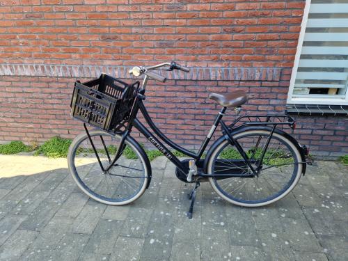 Damesfiets zwart met krat Cortina