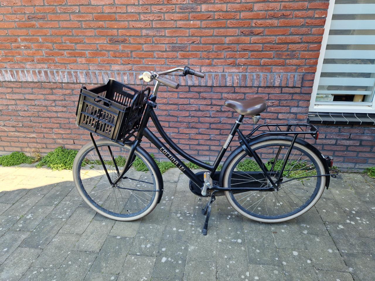 Damesfiets zwart met krat Cortina