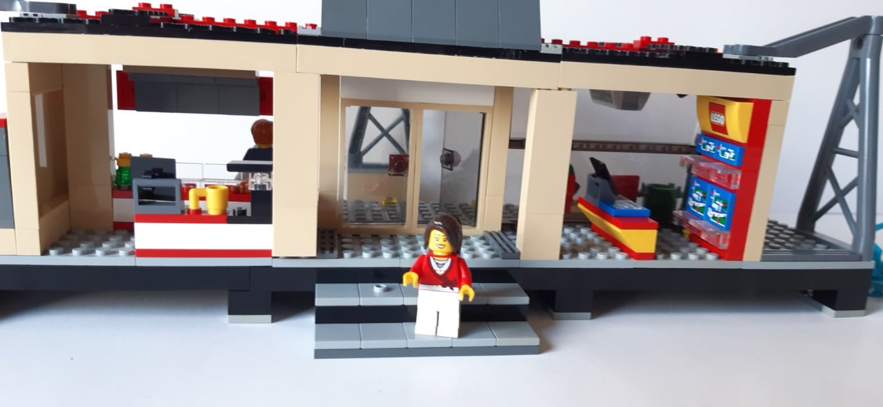 Lego City treinstation 60050: met taxi en 5 minifiguren