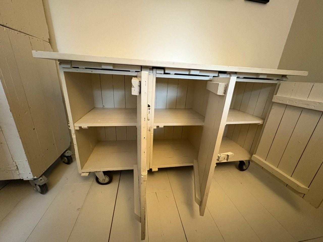 Witte, hele leuke kast(en) van Combitex