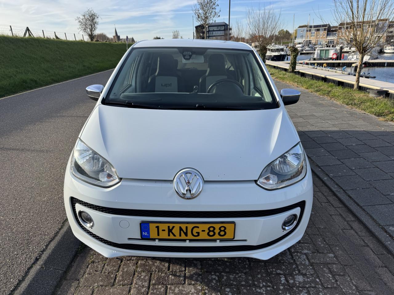 Volkswagen 1.0 High up! Bluemotion white edition