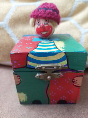 Houten kiekeboe boxje met 2 clowntjes
