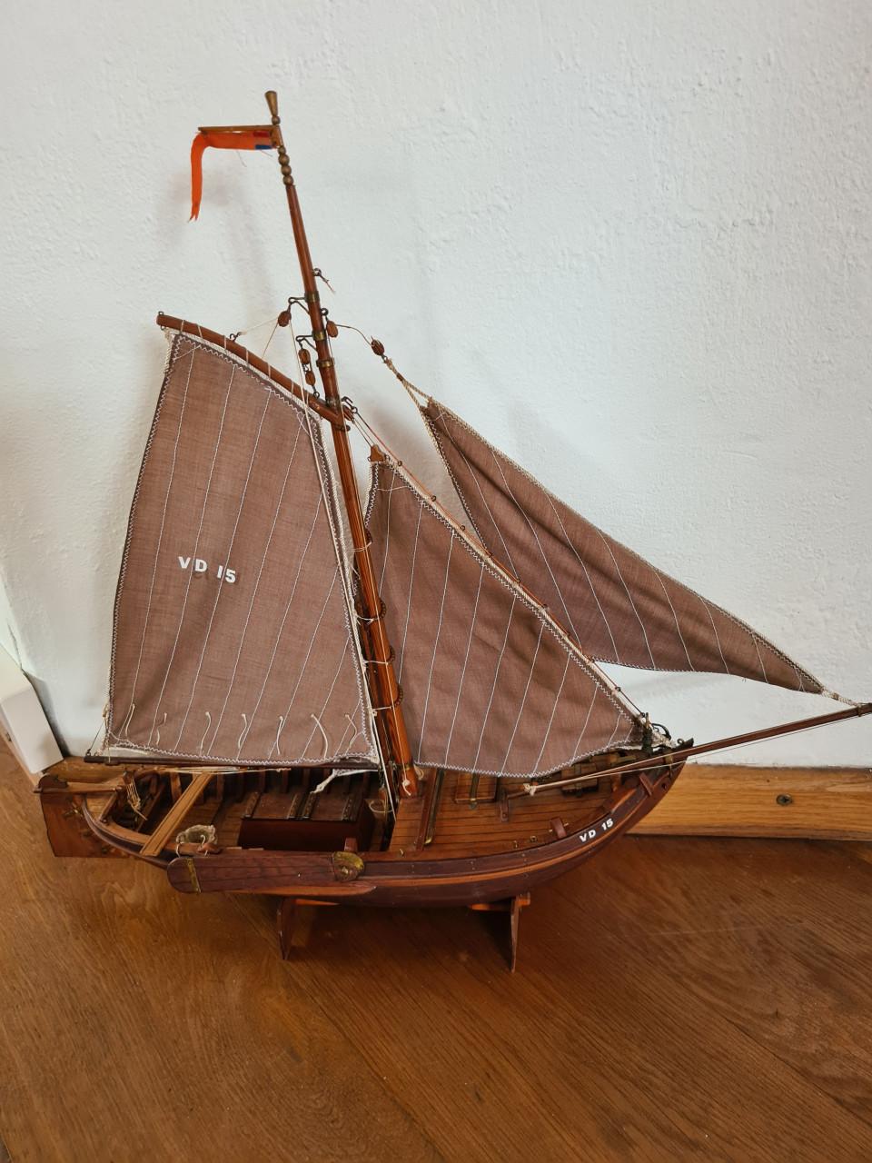 Dit is een gedetailleerd houten model van een Nederlandse Zuiderzee Botter.