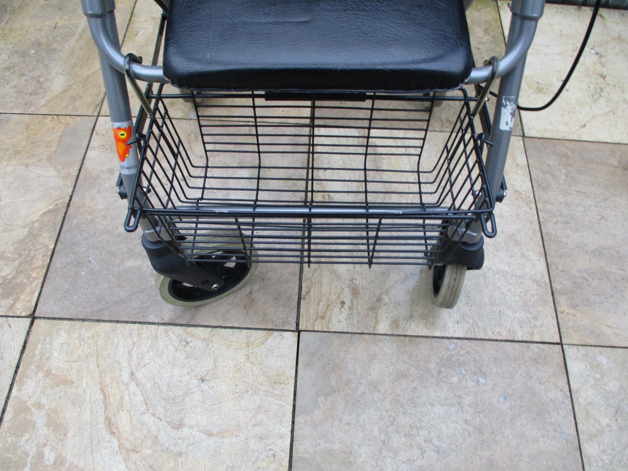 Bijna nieuwe opvouwbare lichtgewicht rollator met zitje mand en rugsteun