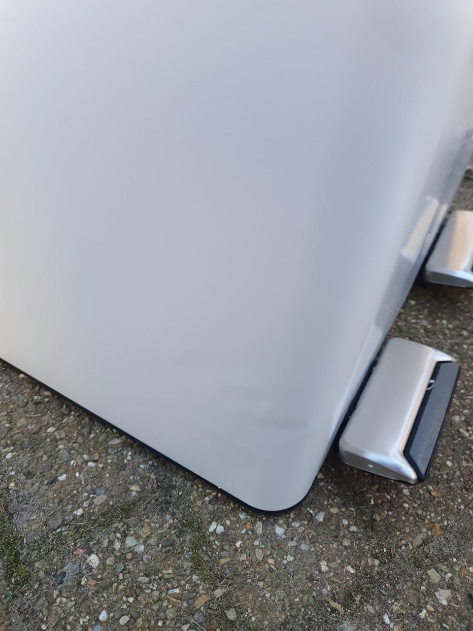 Bayt prullenbak 60 L wit | bijna nieuw, kleine deuk