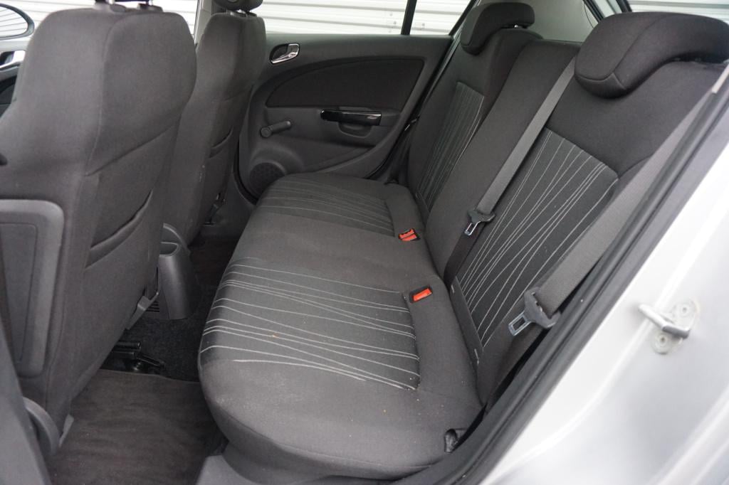 Opel Corsa 1.4-16v airco / navi / cruise / stoelverw. / parkeers. / elektr.