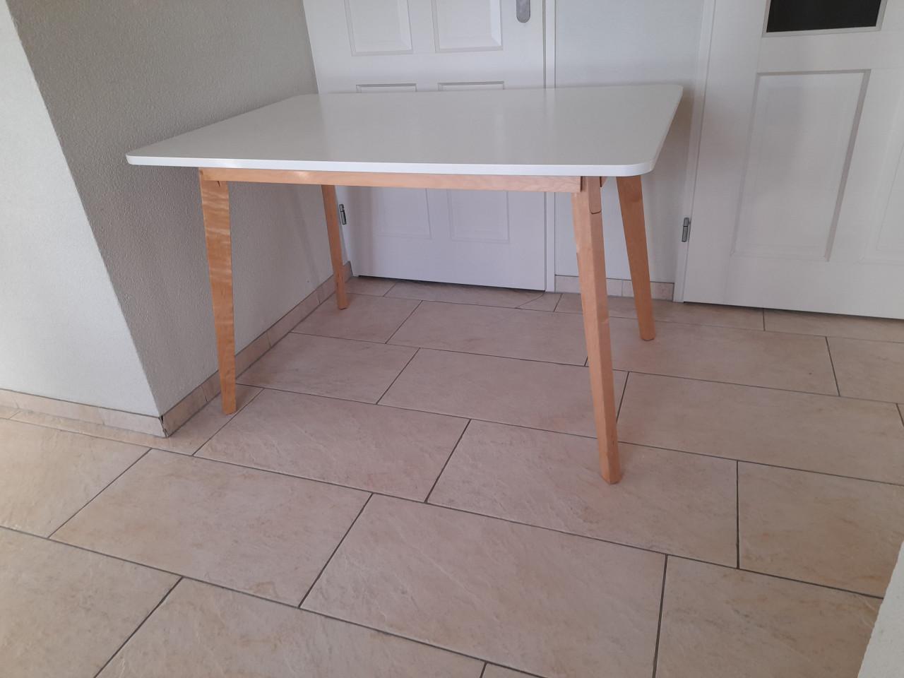 Leuke tafel  80 x 120 x 76H ( in goede staat )