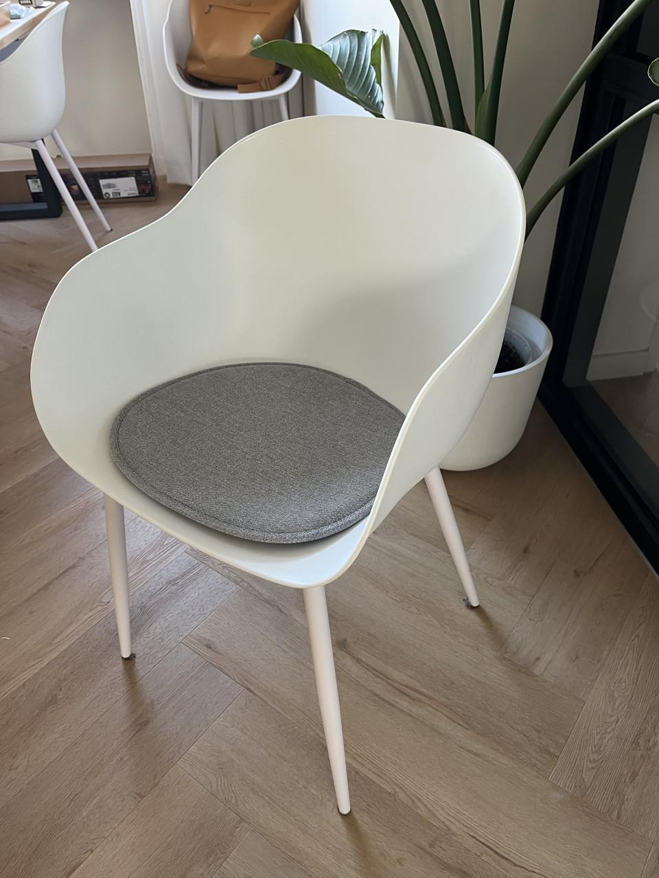 4 witte kuipstoelen