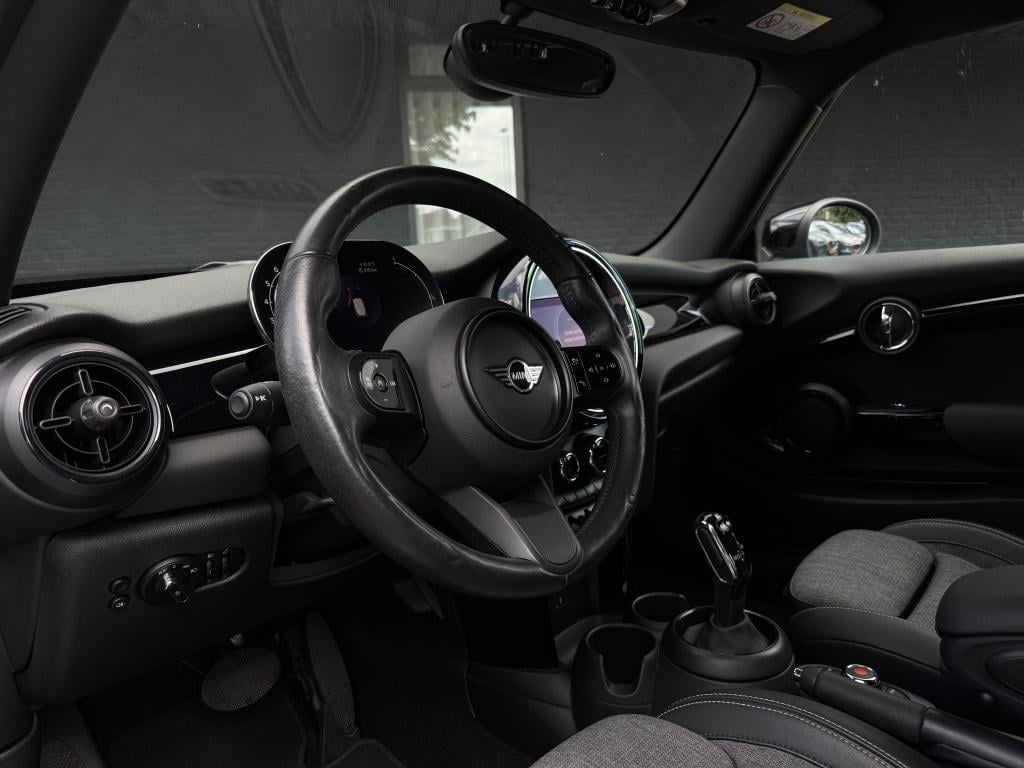 Mini Cooper 1.5 cooper business editie - facelift - automaat - half leder -