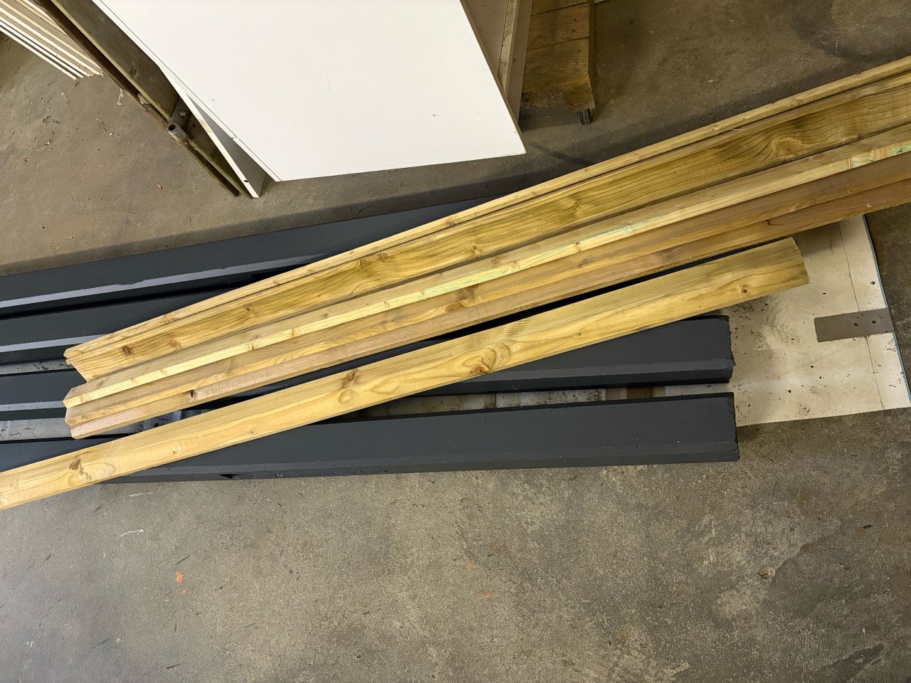 Nieuwe schutting geimpregneerd. gecoate palen en onderplaten.
