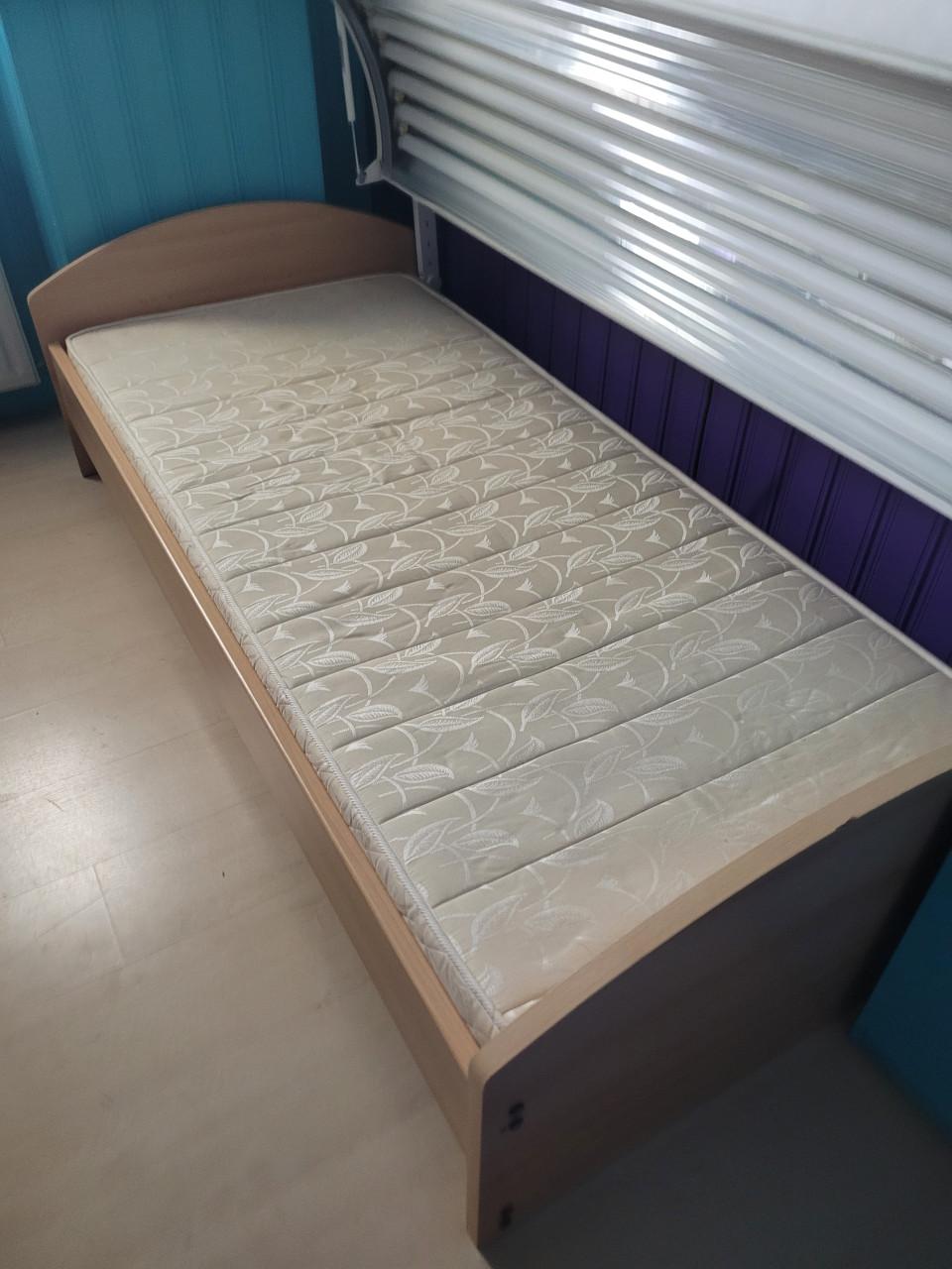 1 persoons logeerbed 90x200cm met houten lattenbodem en matras