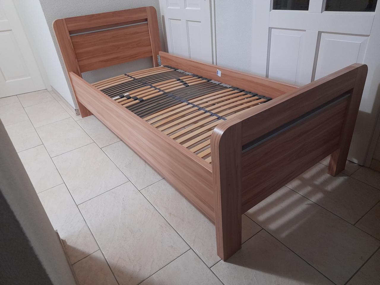 Stevig 1 Persoons bed 90 x 200 (in goede staat )