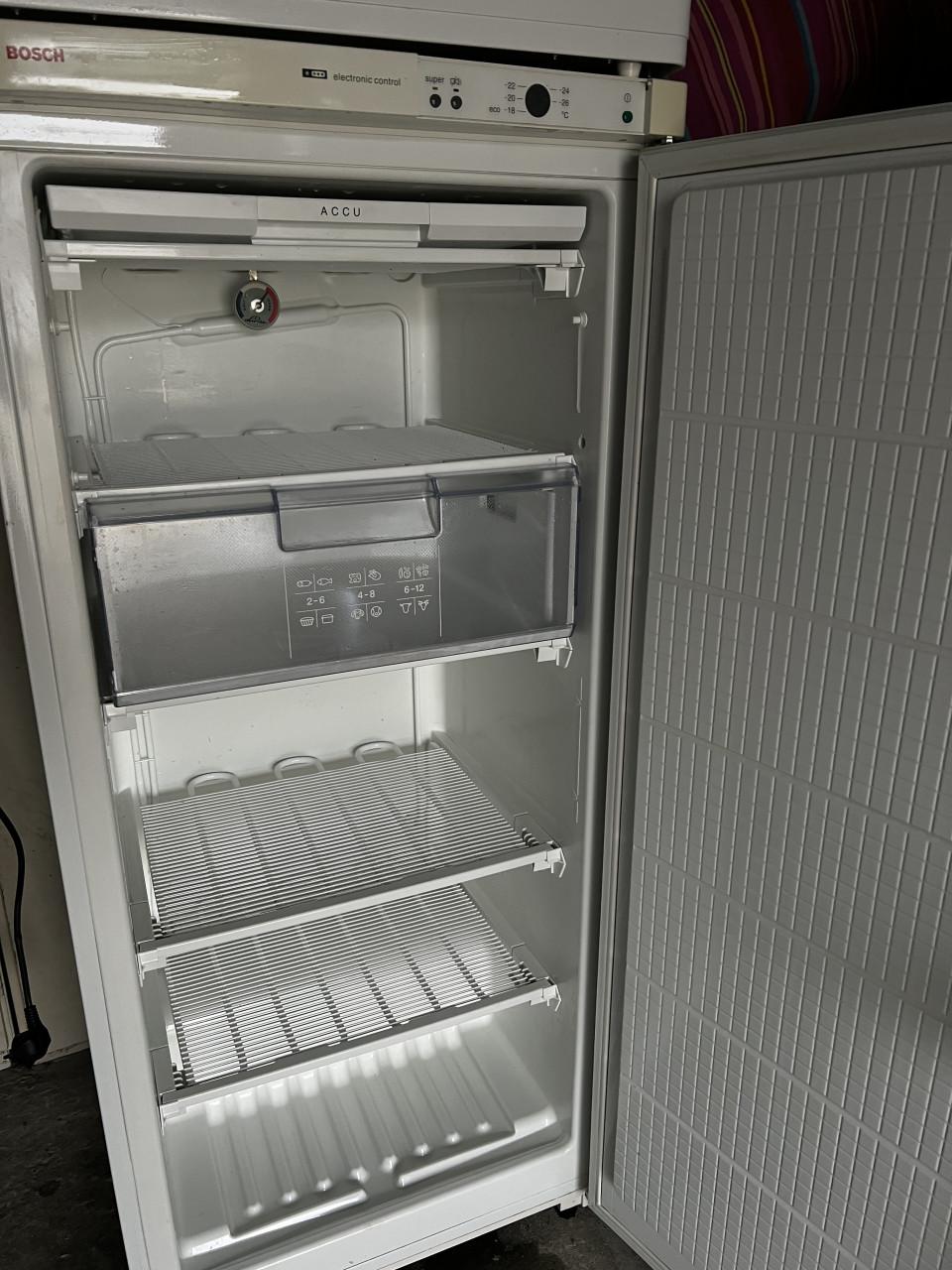 Bosch vrieskast 135x60 cm. Inhoud Vriezer 220 liter 4 vakken en 2 laden