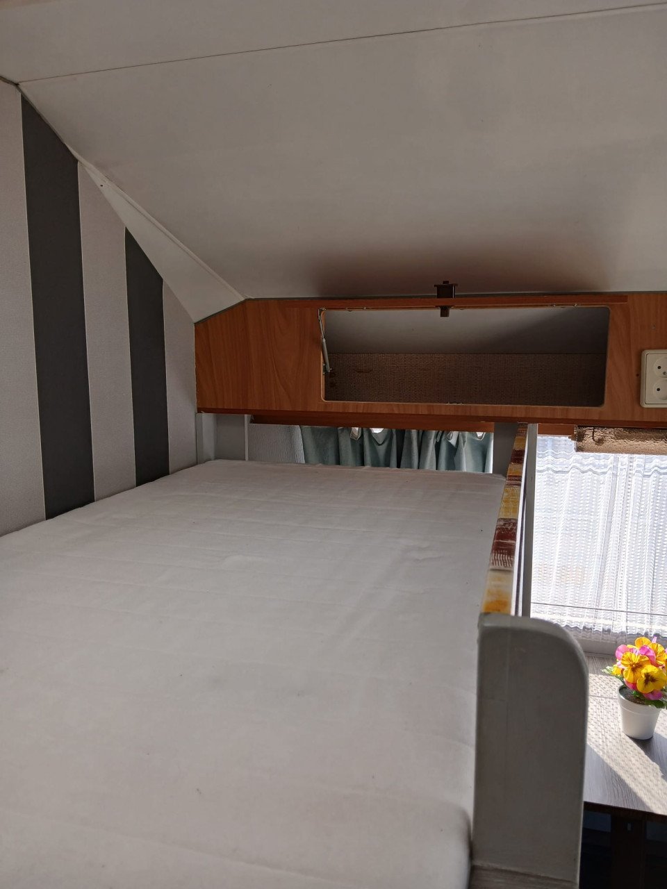 Caravan Avento retro met stapelbed + vernieuwd interieur