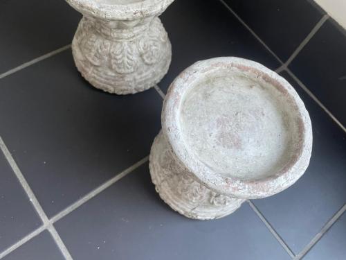 Twee robuuste kandelaars