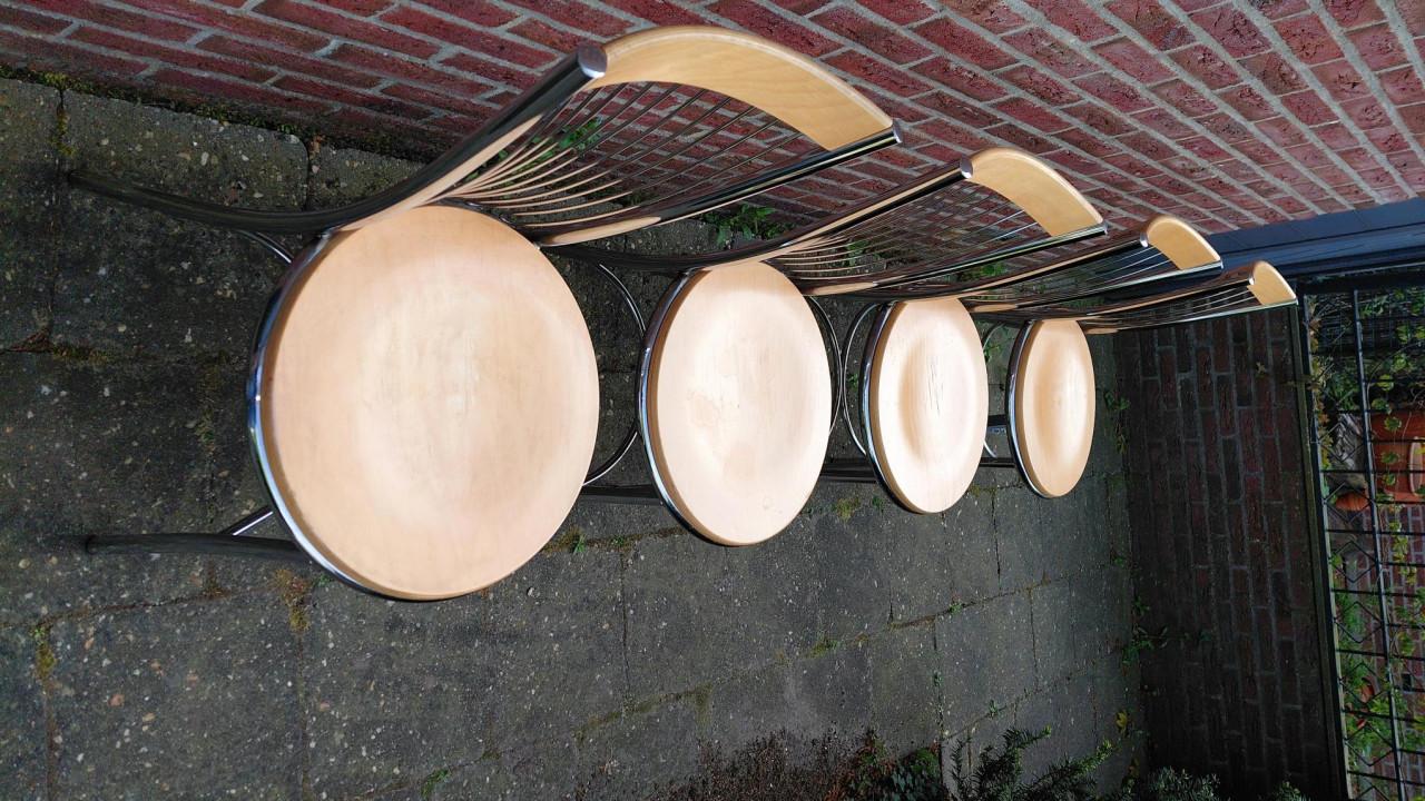 Eetkamertafel van glas met 4 stoelen