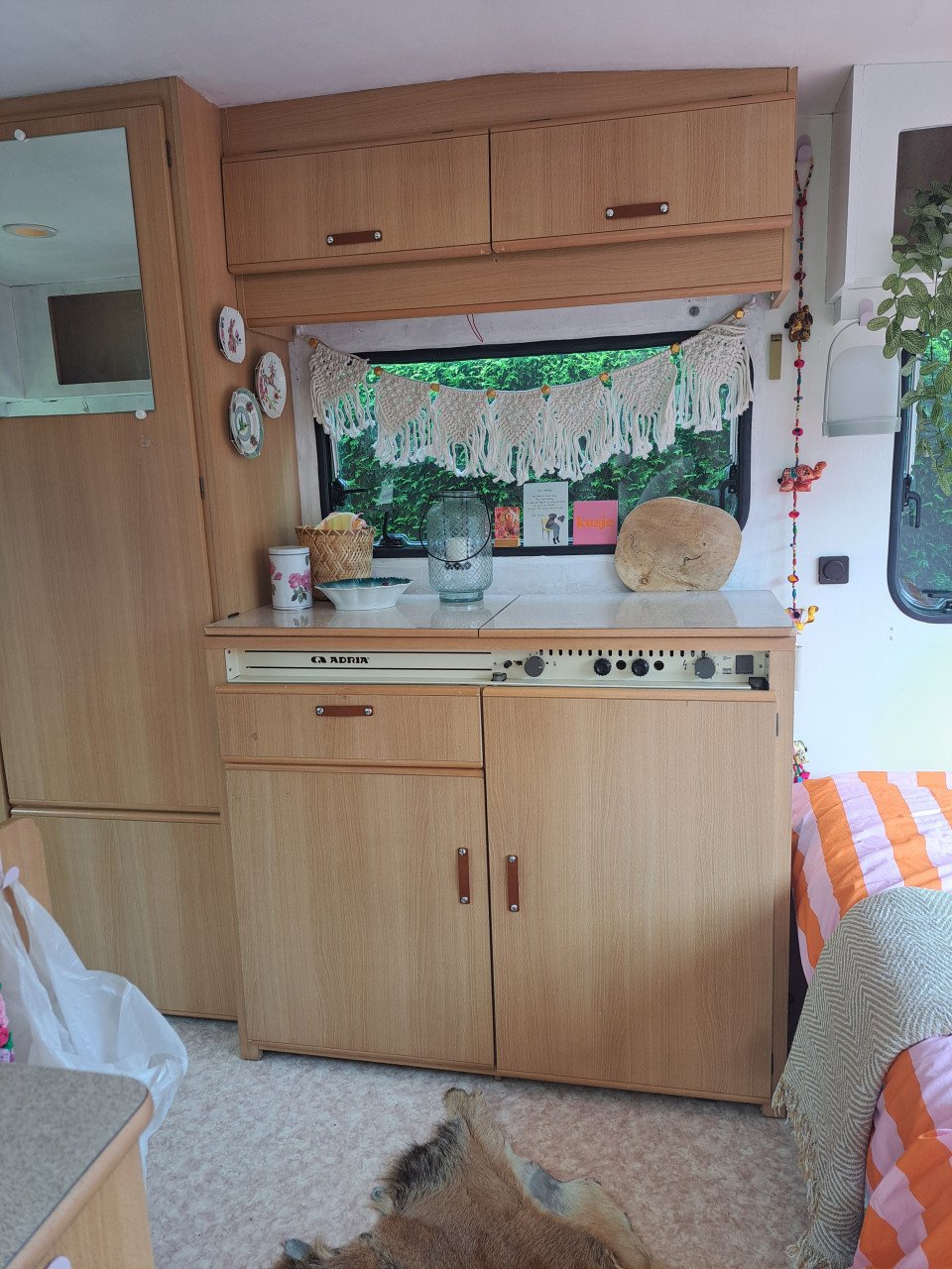 Adria 4158 TD caravan met voortent – charmant project met potentieel!