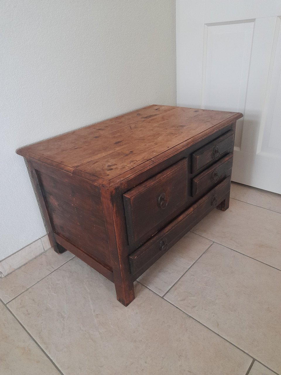 Antiek kastjee  72 x 45 x 44H ( in goede staat )