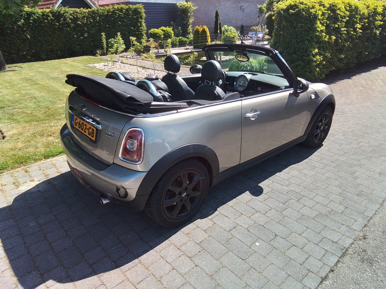 Mini cabrio one vol leer 6 versnelling airco  in zeer goede staat bj 2011