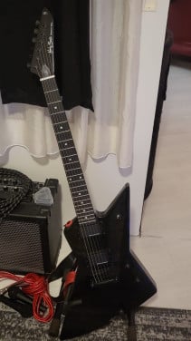 Harley Benton Explorer
