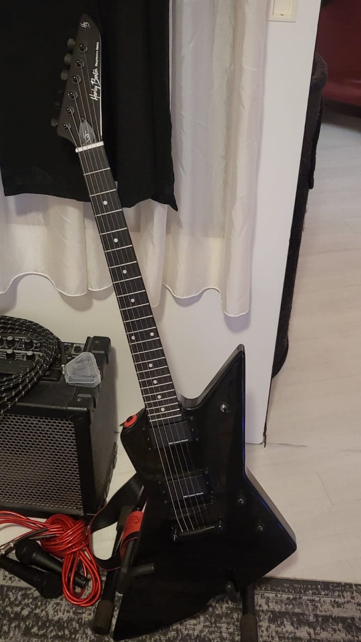 Harley Benton Explorer