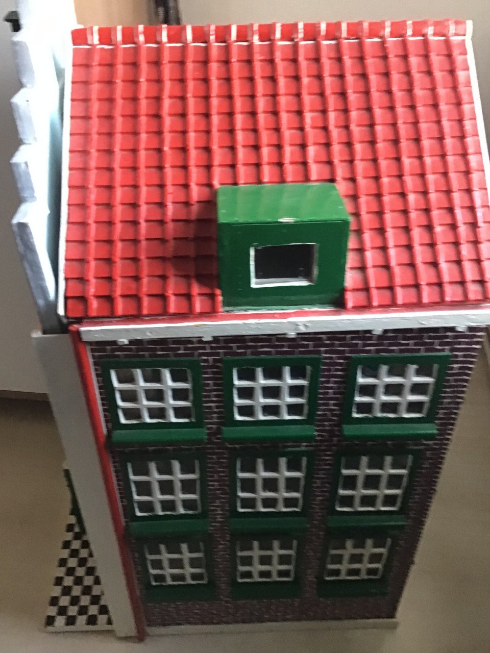 Houten poppenhuis met inhoud