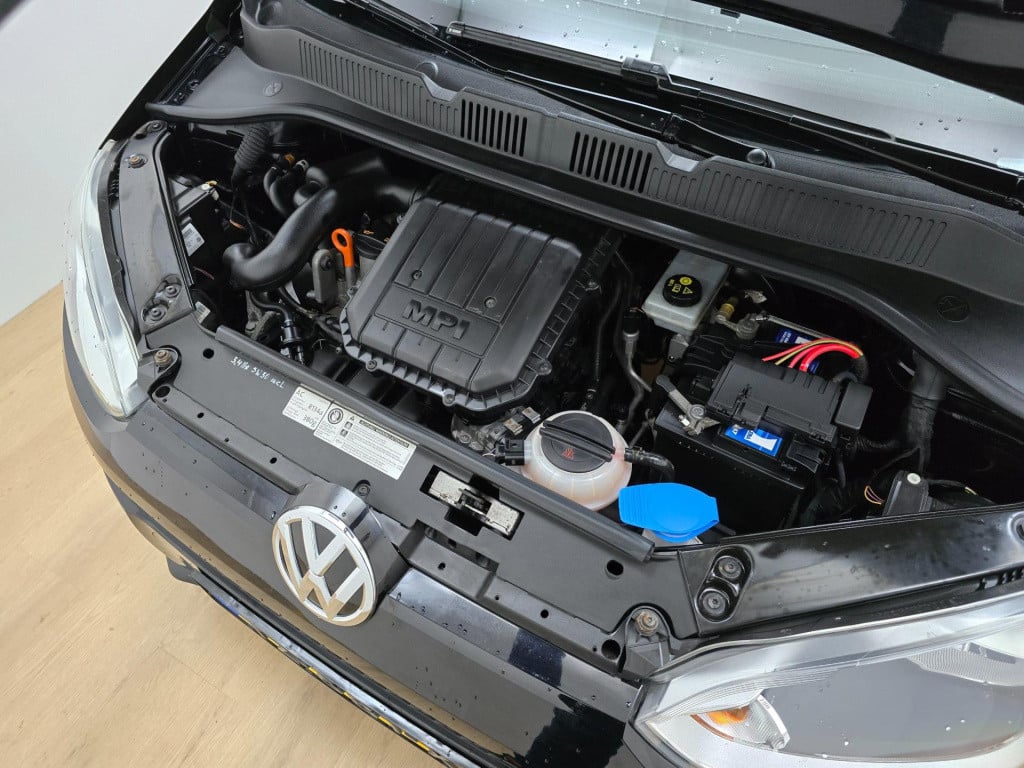 Volkswagen UP! occasion bluemotion met airco en telefoon connecten | tweede