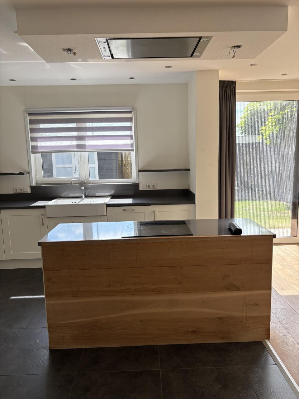 Complete keuken met kookeiland en inbouwapparatuur