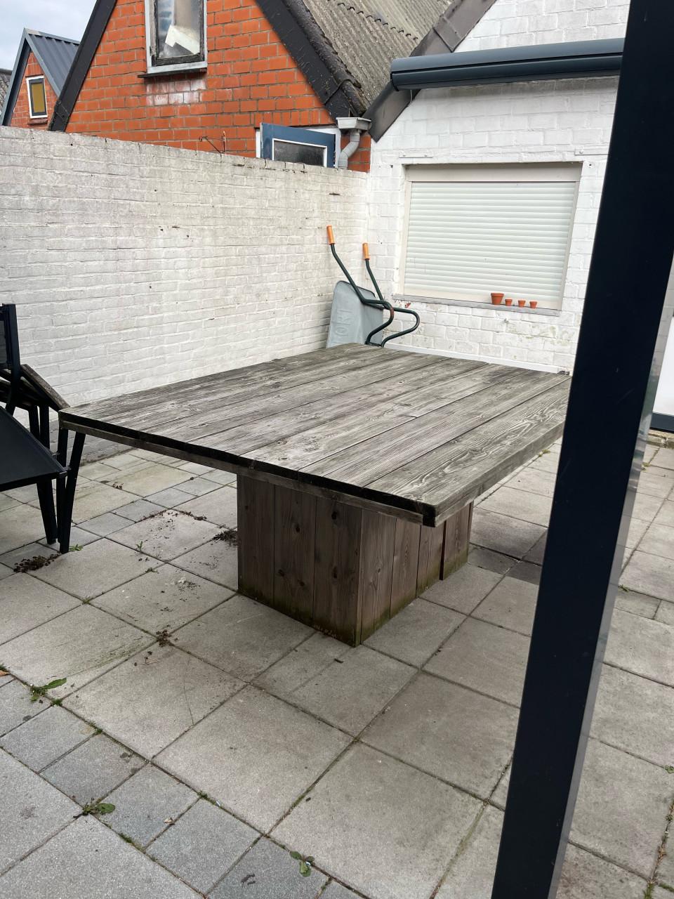 Gratis ophalen stijgerhouten tafel voor in de tuin