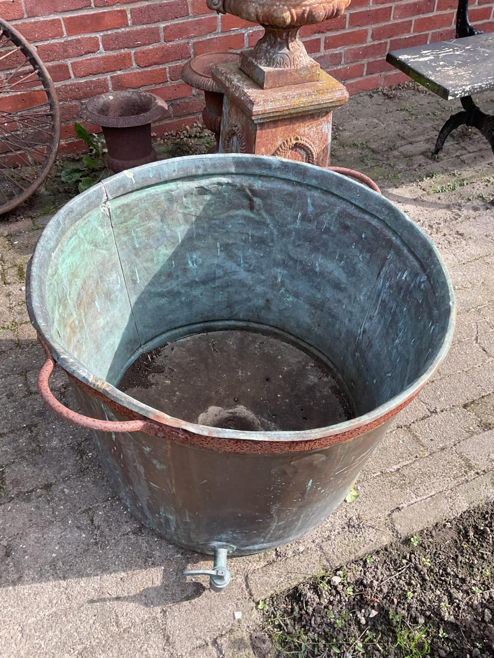Grote antieke koperen ketel