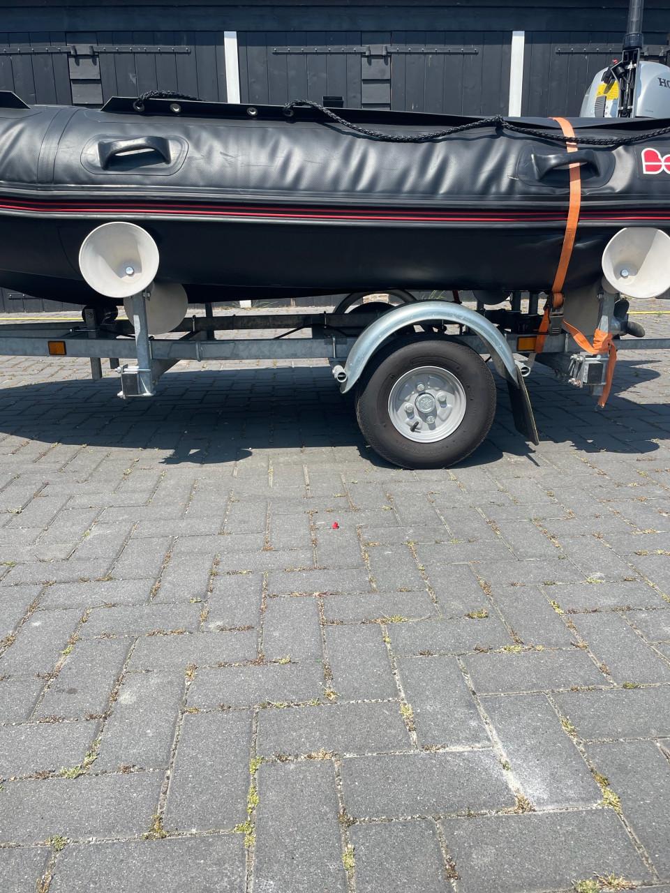 Hele nette set!! Bombard C3, Honda 8 PK en Pega trailer