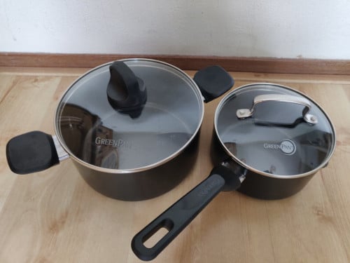 Verschillende pannen voor €5 per stuk