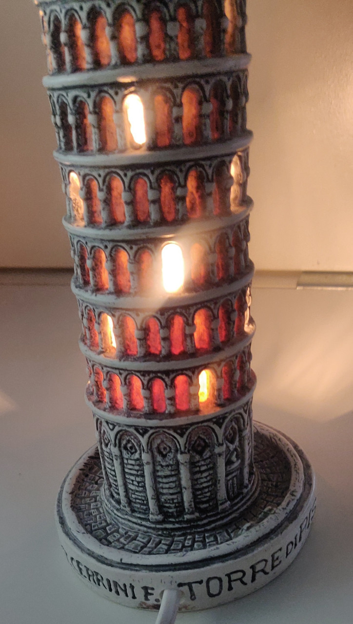 Scheve Toren van Pisa uit Itali -- LAMP