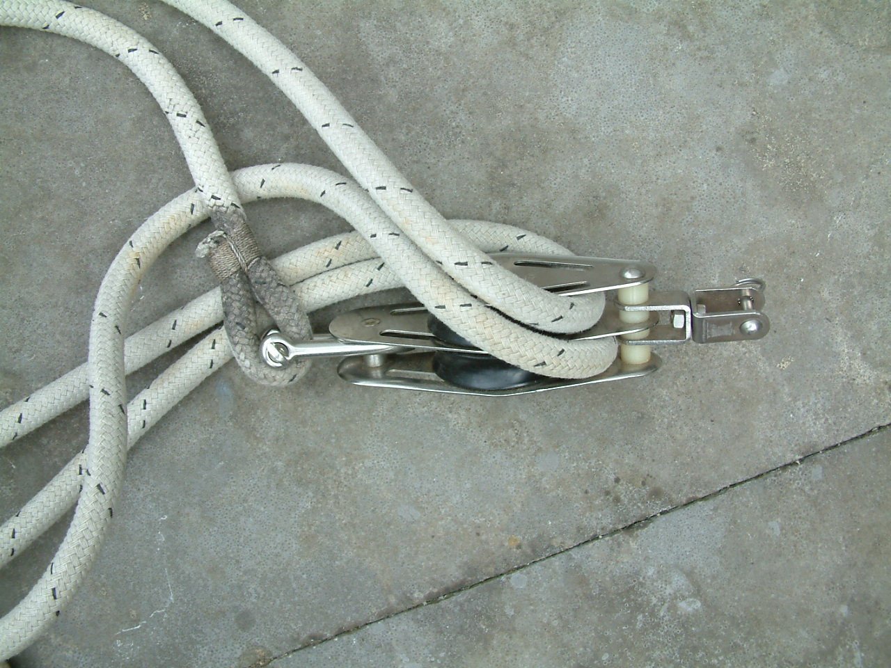 Schoot 16 meter 12 mm met katrollen 3 schijfs en rvs 2 schijfs met hondsvot