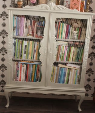 Mooie grijze brocante servies/boekenkast