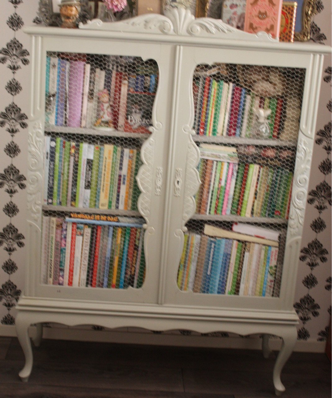 Mooie grijze brocante servies/boekenkast