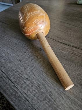 Vintage handpercussie maraca instrument van hout...